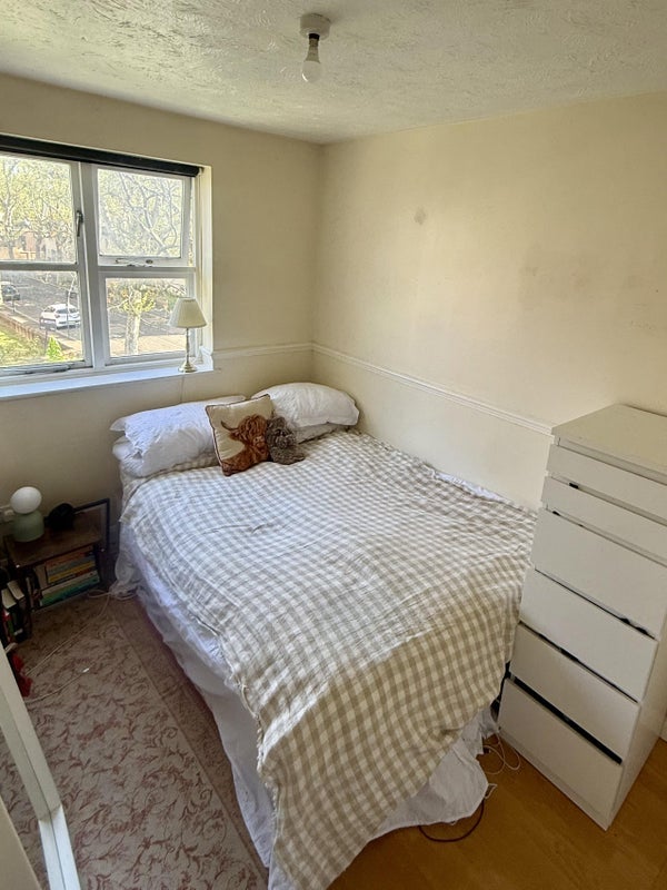 Room Longfellow Way in Greater London