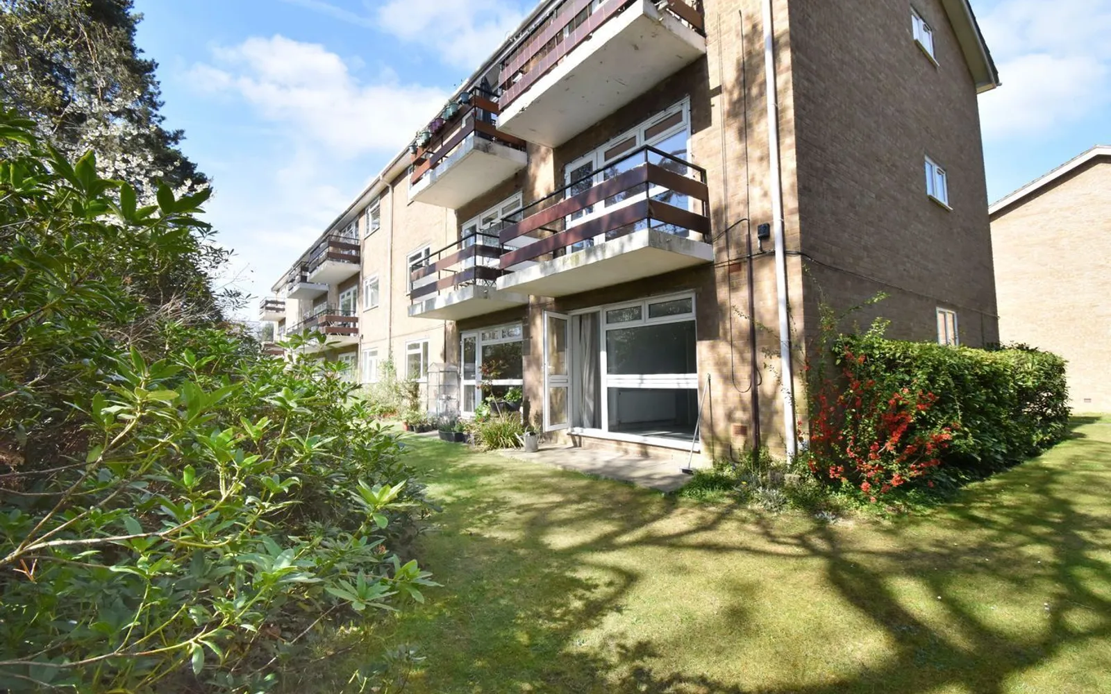 Flat Hersham Road in Walton-on-Thames