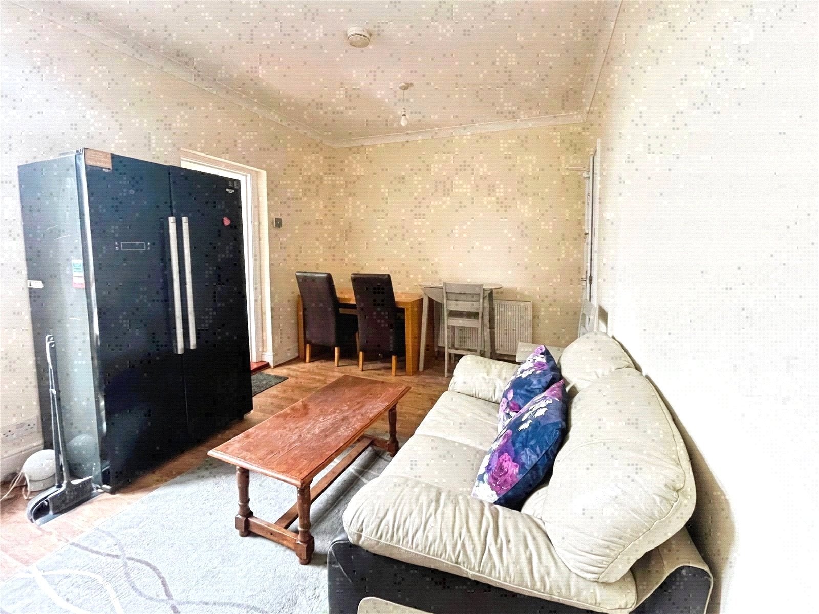 Flat Queen's Road in Borough of Runnymede