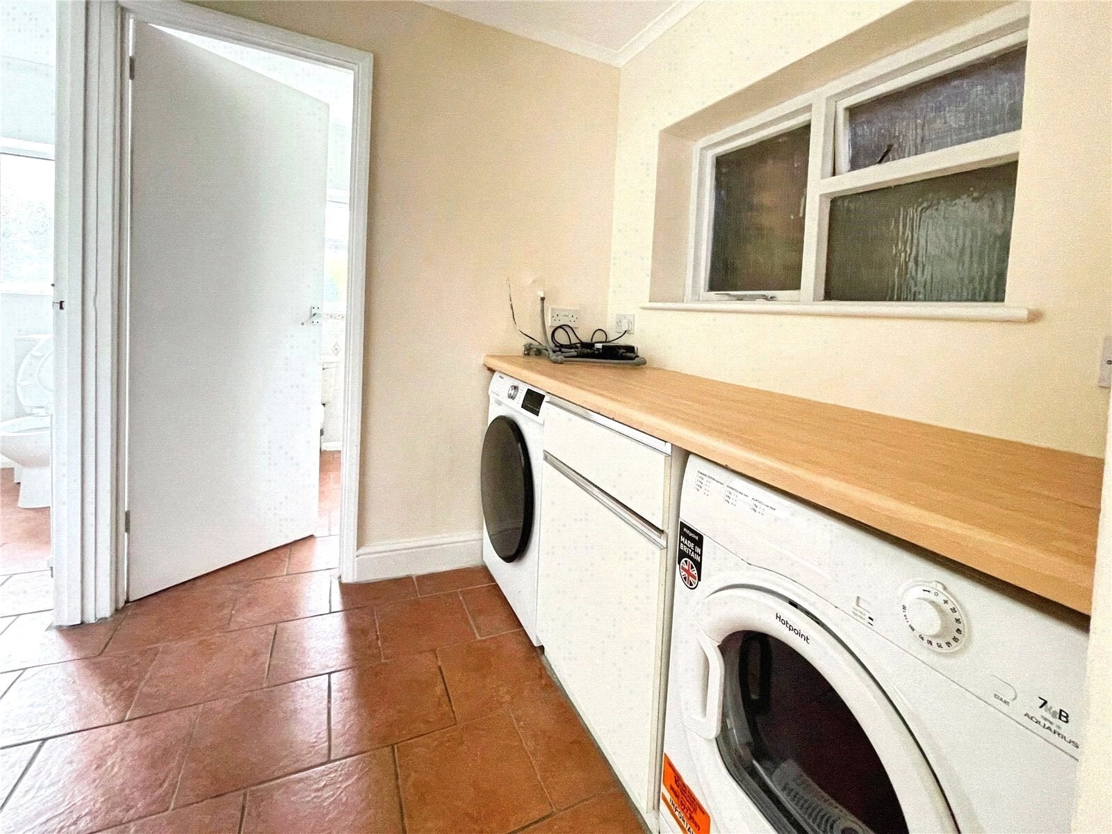 Flat Queen's Road in Borough of Runnymede