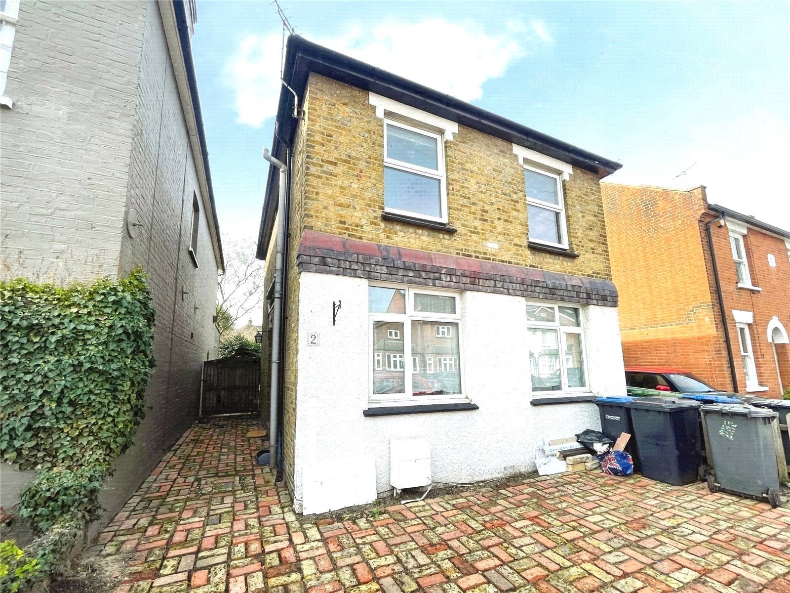 Flat Queen's Road in Borough of Runnymede