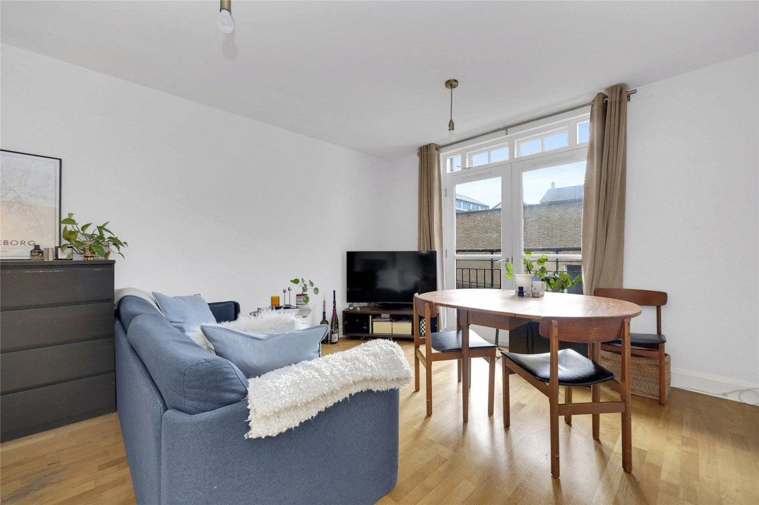 Flat Ramsey Street in Greater London