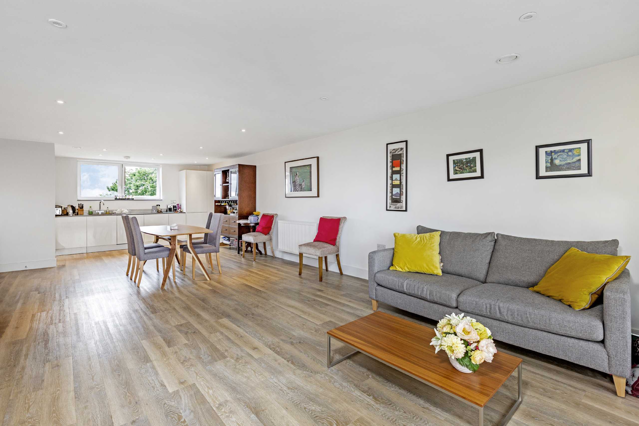 Flat Hartfield Road in Greater London