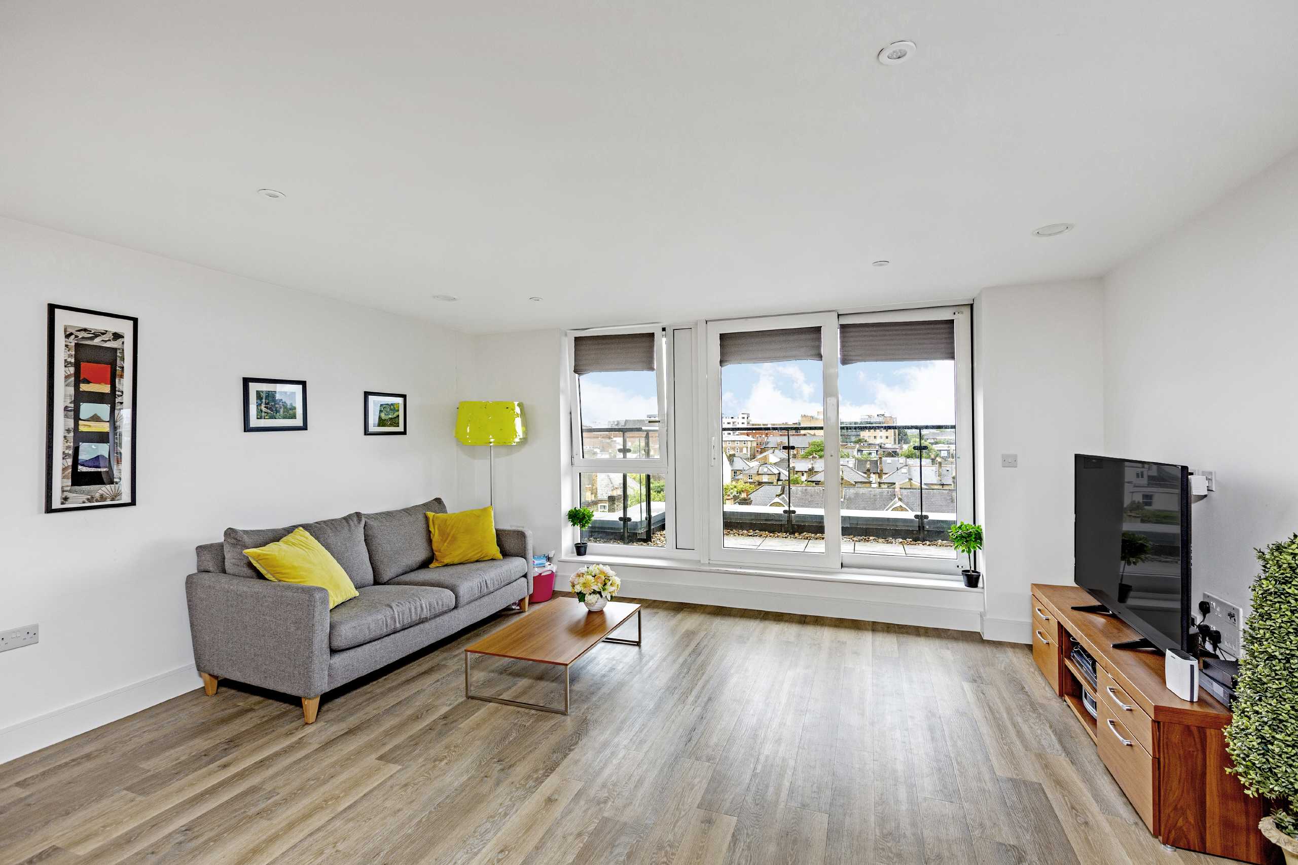 Flat Hartfield Road in Greater London