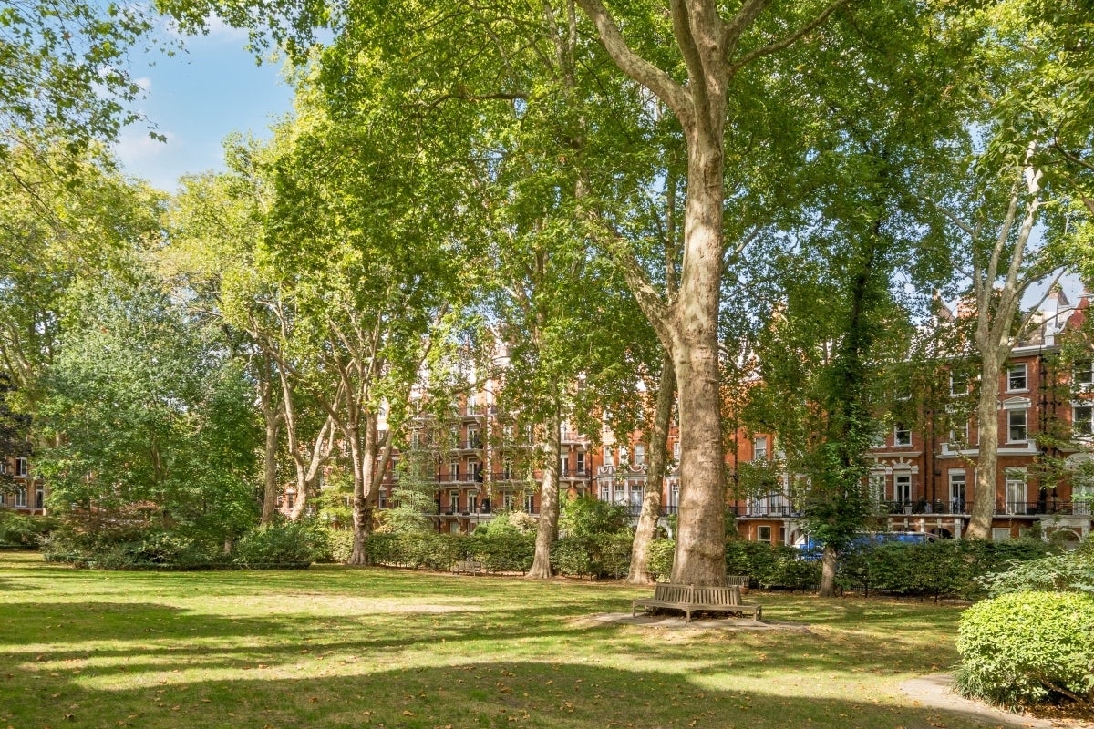 Flat Bramham Gardens in Greater London