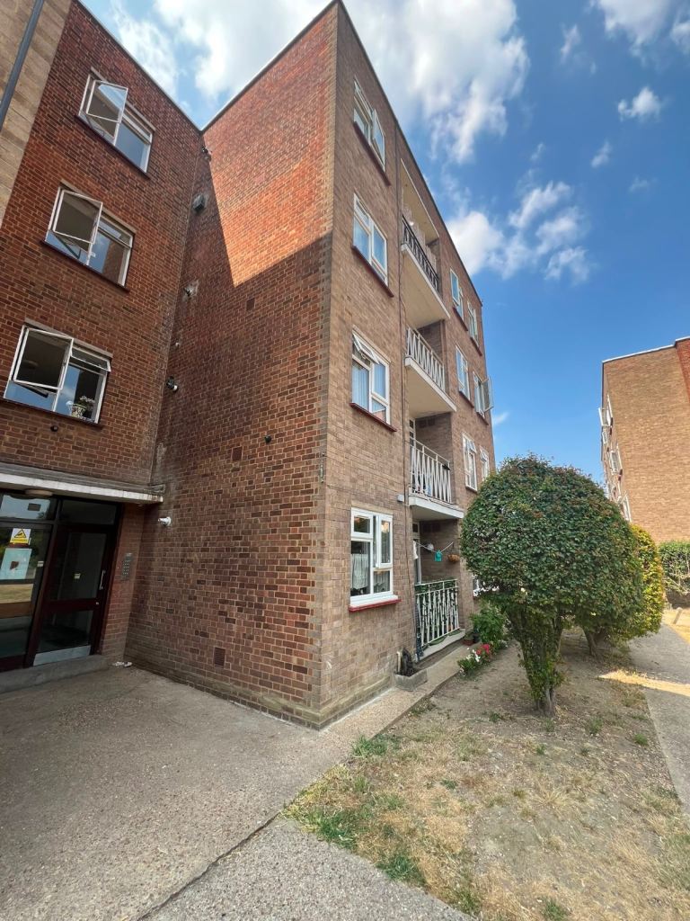 Flat Longbridge Road in Greater London
