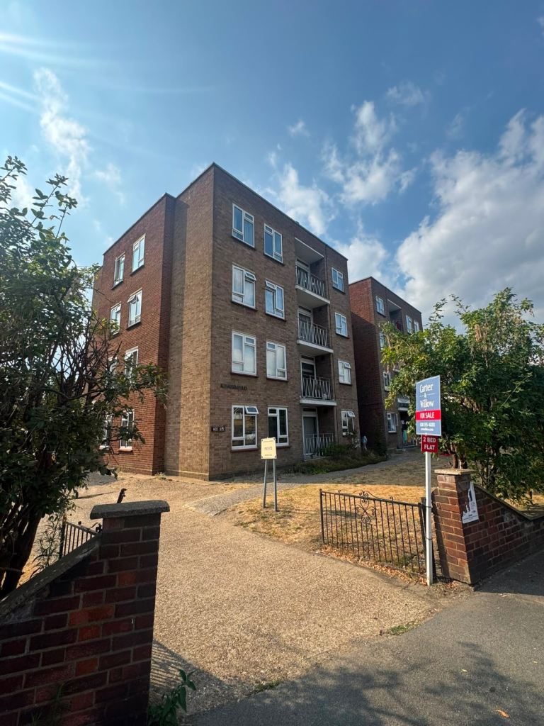 Flat Longbridge Road in Greater London