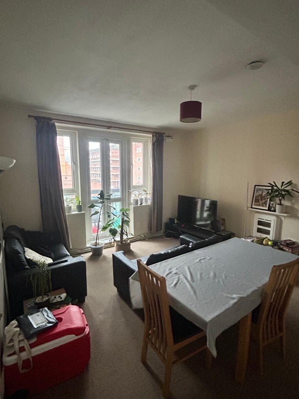 Flat Clapham Road in Greater London