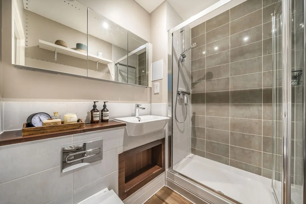 Flat Osiers Road in Greater London