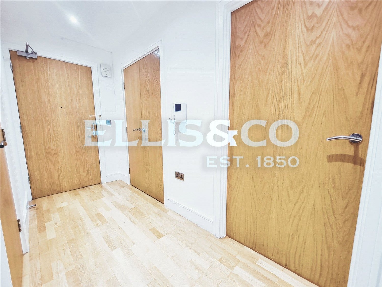 Flat Pinner Road in Greater London