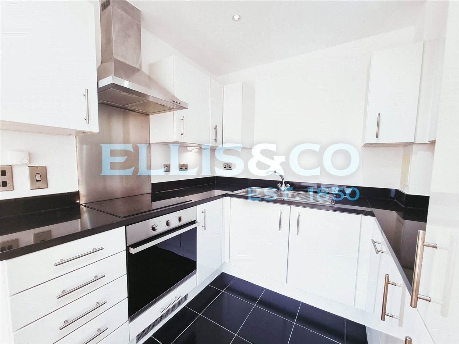 Flat Pinner Road in Greater London