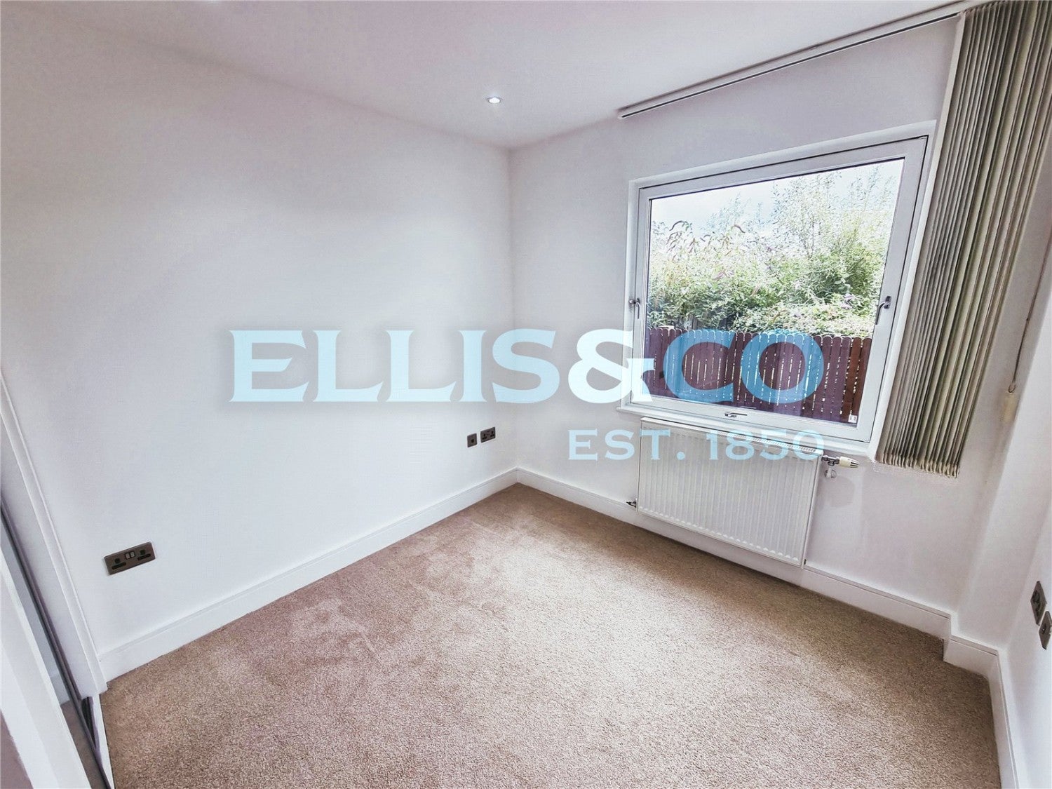 Flat Pinner Road in Greater London
