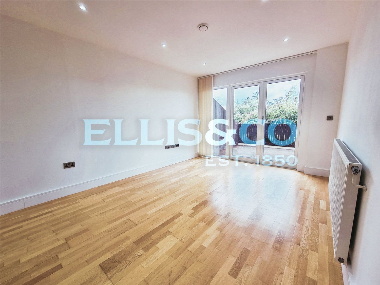 Flat Pinner Road in Greater London