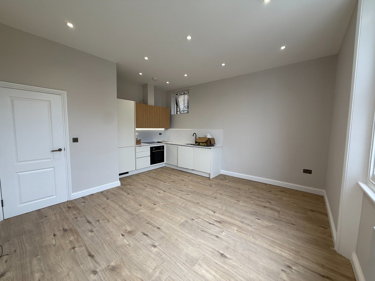 Flat Queen's Road in Greater London