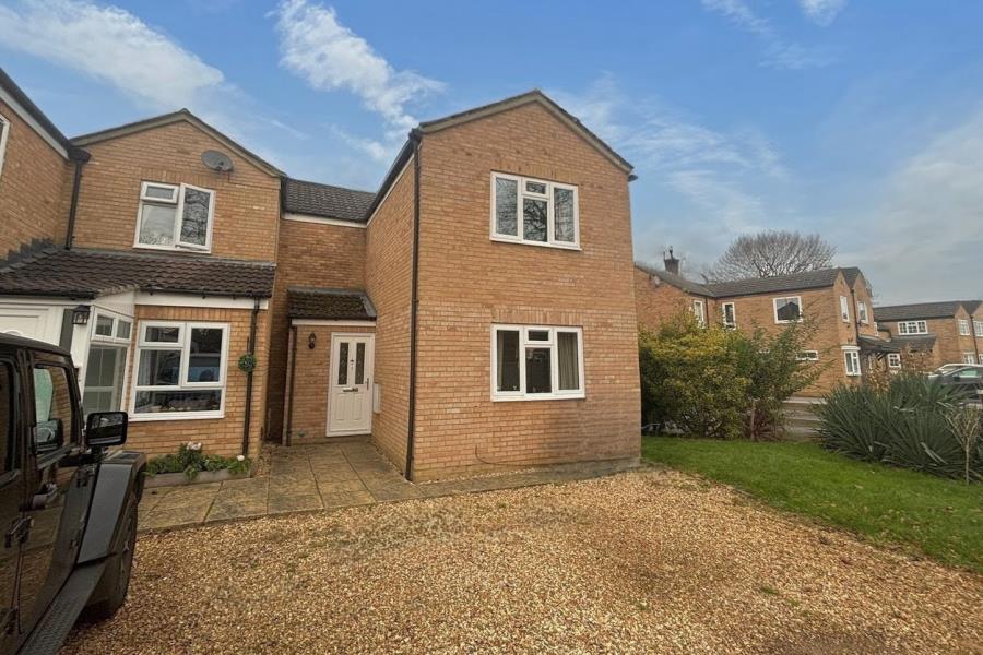 House Roundthorn Way in Woking