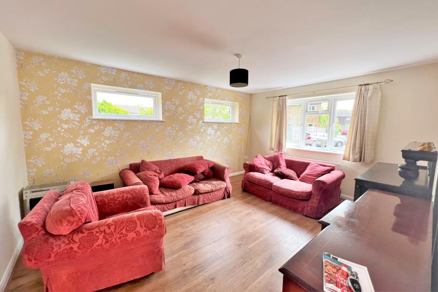 House Roundthorn Way in Woking