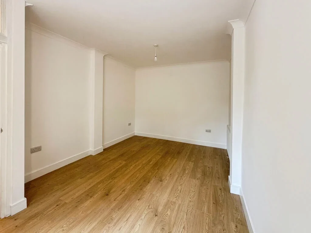 House Reynolds Avenue in Greater London