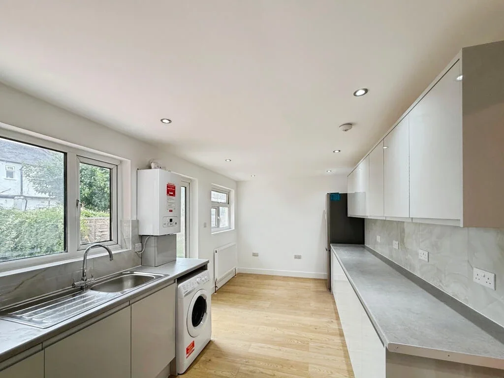 House Reynolds Avenue in Greater London