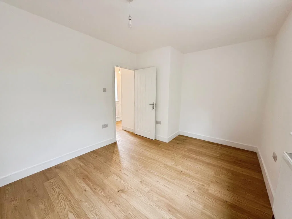 House Reynolds Avenue in Greater London
