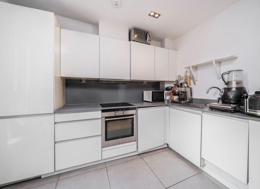 Flat Bridle Mews in Greater London