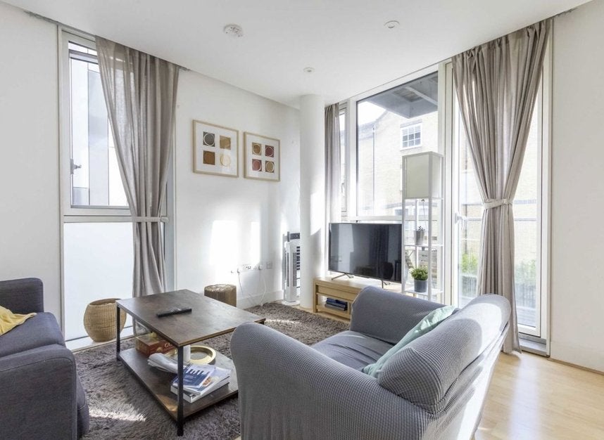 Flat Bridle Mews in Greater London