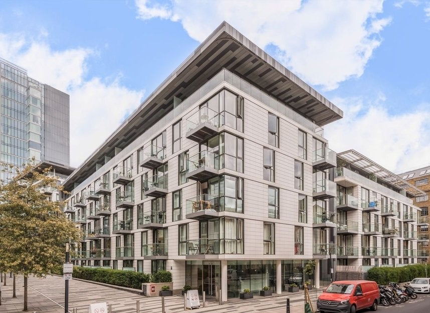 Flat Bridle Mews in Greater London