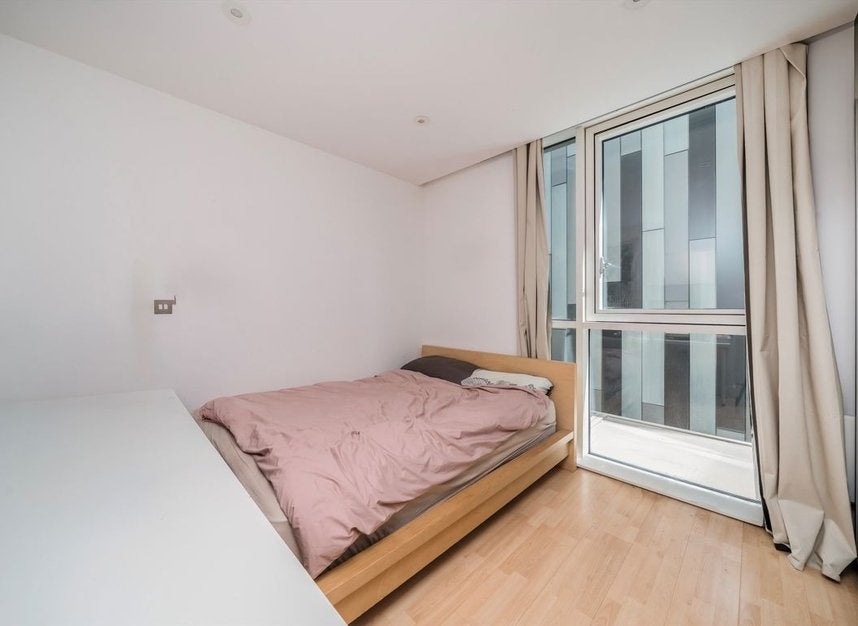 Flat Bridle Mews in Greater London