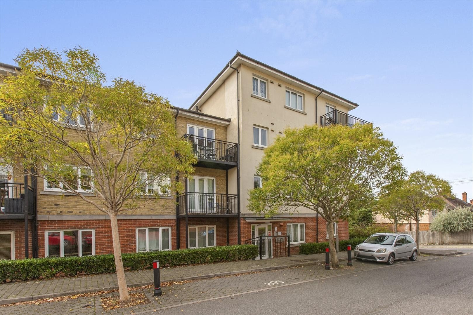 Flat Ercolani Avenue in High Wycombe Community Board
