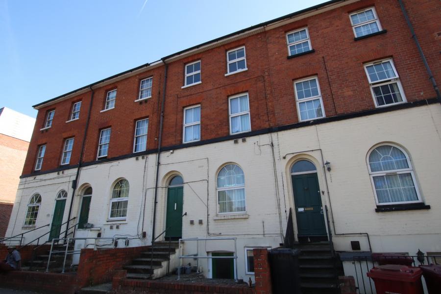 Flat Queens Road in Reading
