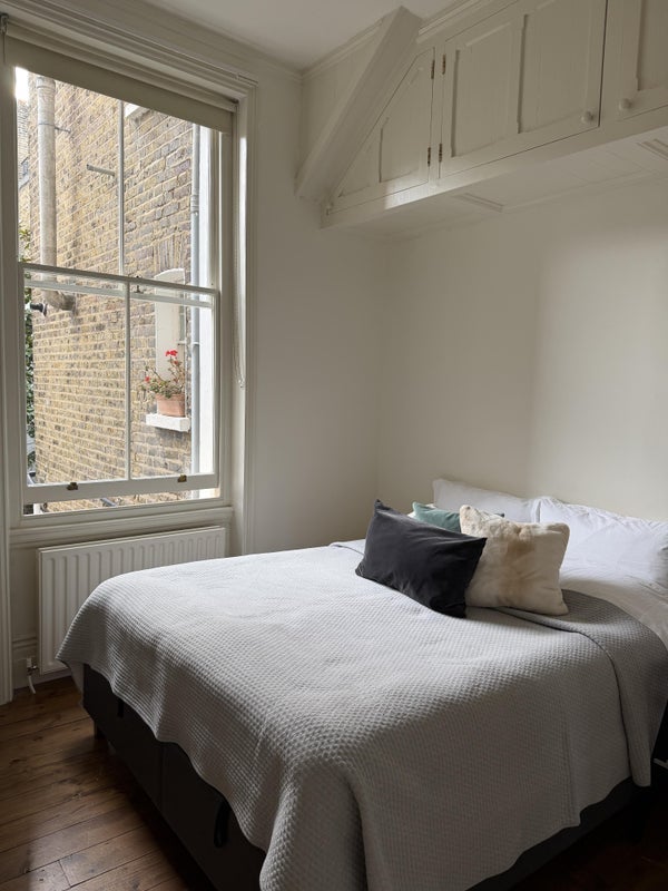 Room Cathcart Road in Greater London