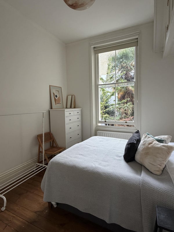 Room Cathcart Road in Greater London