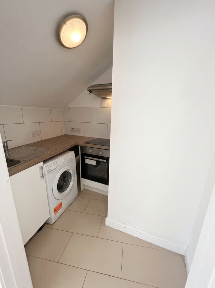 Flat Norwood Road in Greater London
