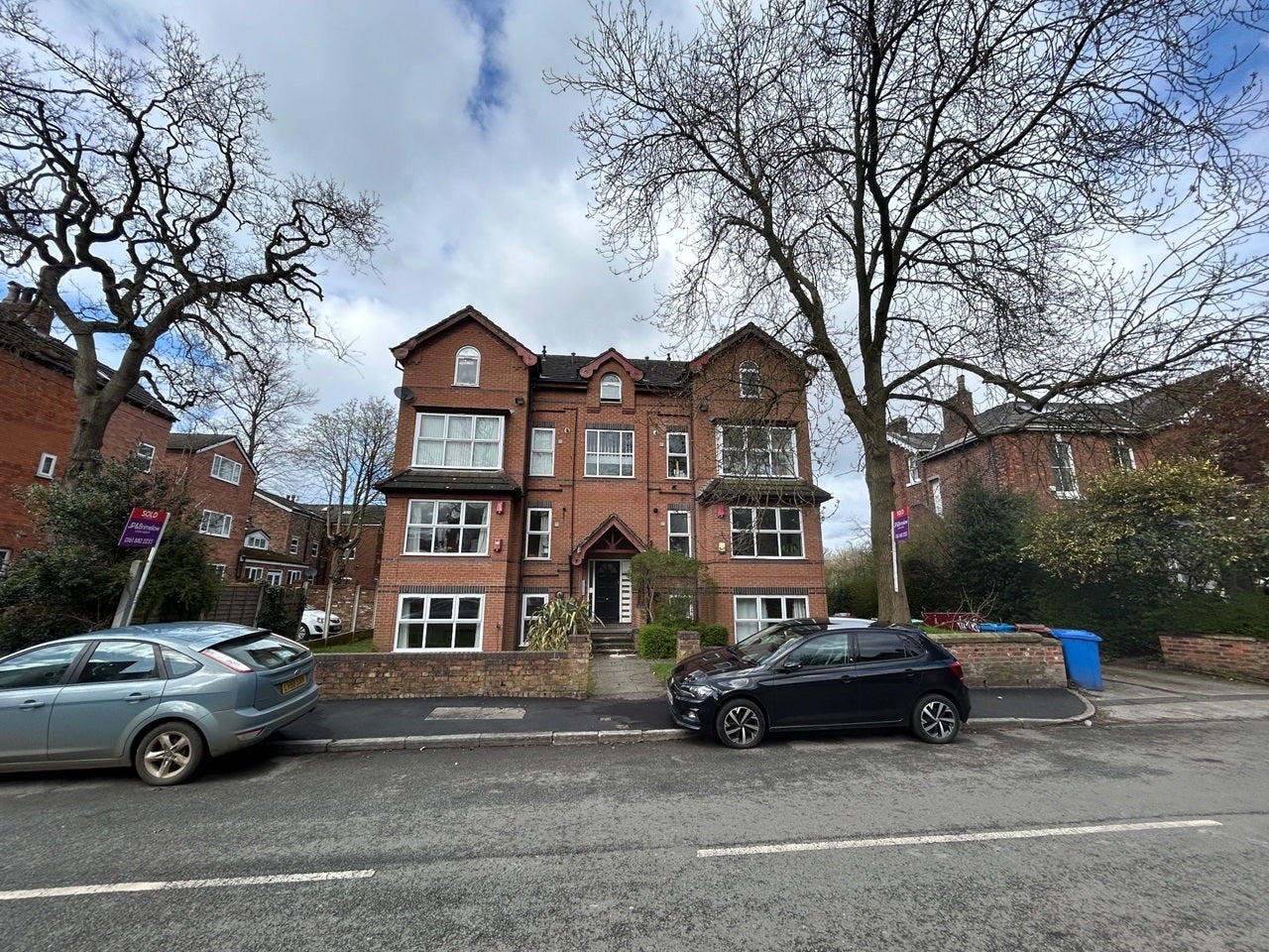 Flat Parsonage Road in Manchester