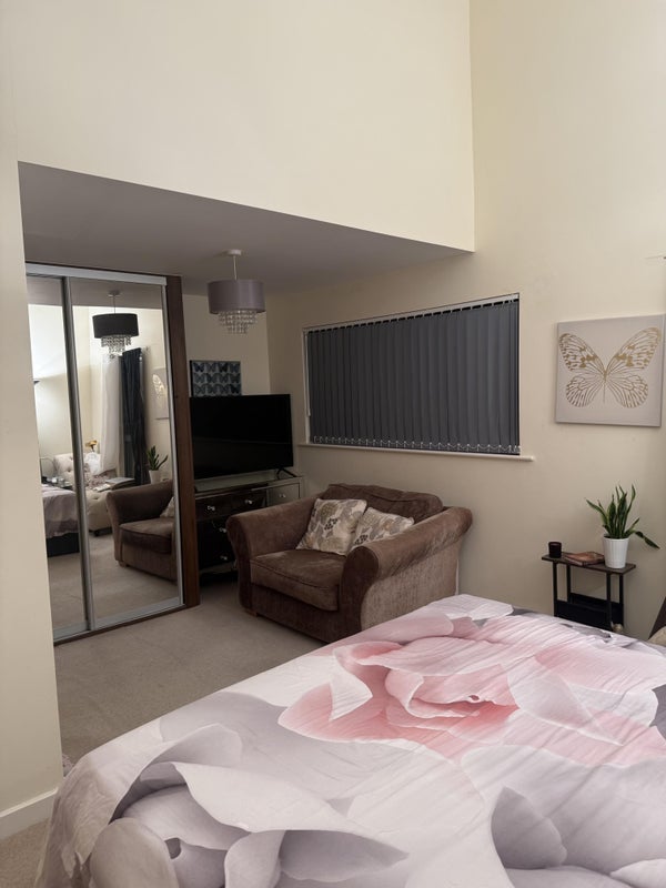 Room Cairns Place in Greater London