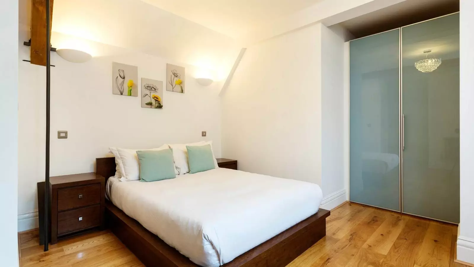 Flat Sinclair Gardens in Greater London