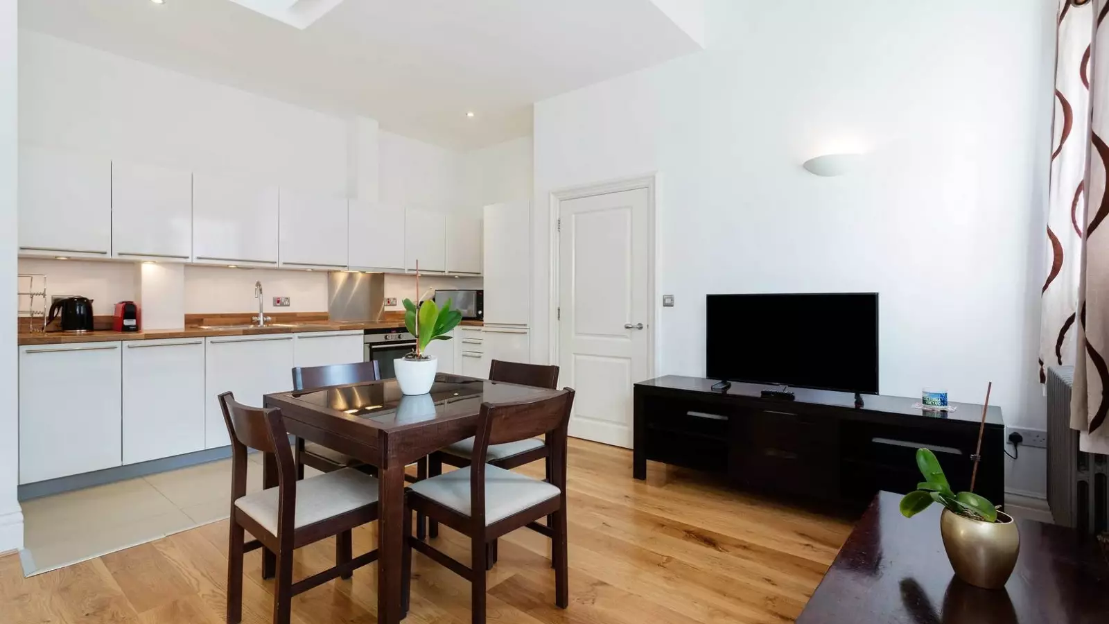 Flat Sinclair Gardens in Greater London