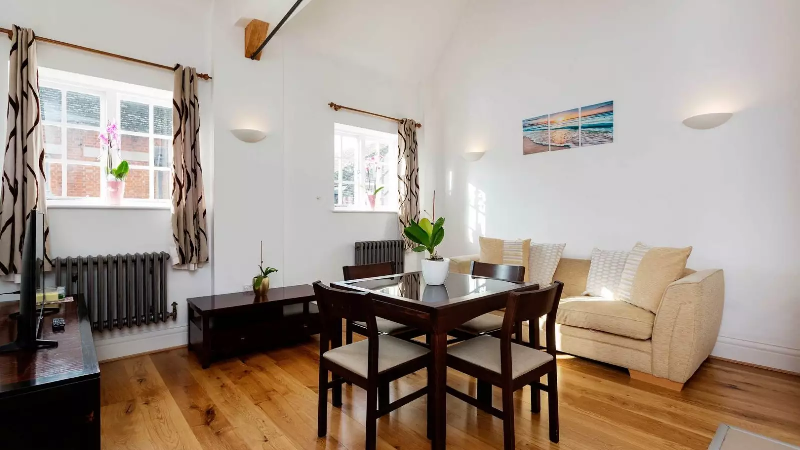 Flat Sinclair Gardens in Greater London