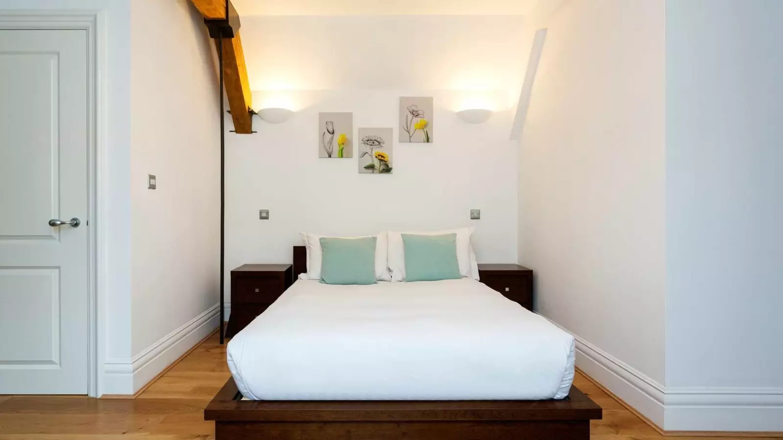 Flat Sinclair Gardens in Greater London