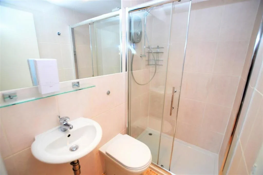 Flat Hounslow Road in Greater London