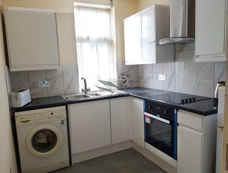 Room Manor Drive in Greater London