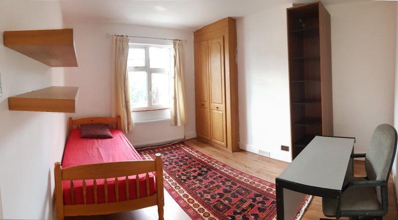 Room Manor Drive in Greater London