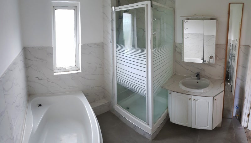 Room Manor Drive in Greater London
