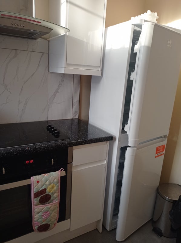 Room Manor Drive in Greater London