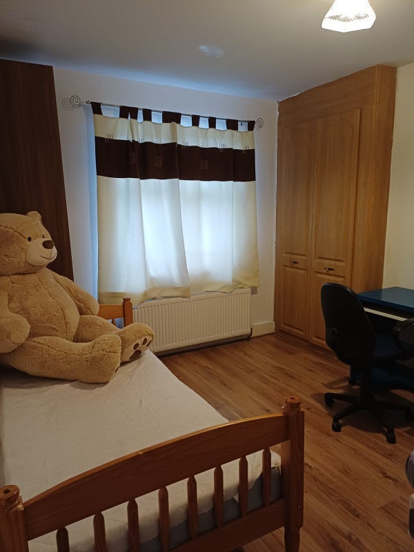 Room Manor Drive in Greater London