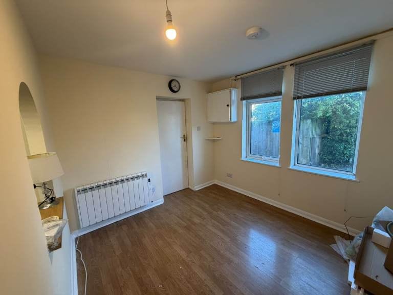 Flat St Mary's Grove in Swindon
