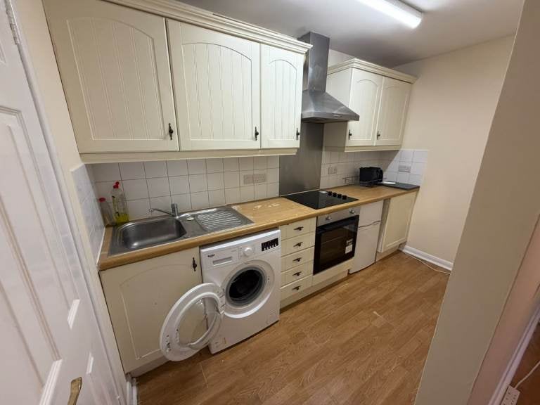 Flat St Mary's Grove in Swindon