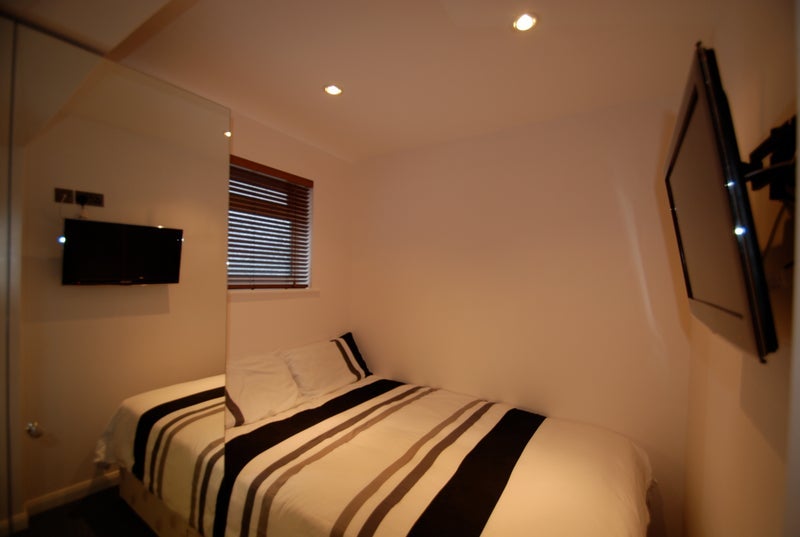 Flat Hoylake Road in Greater London