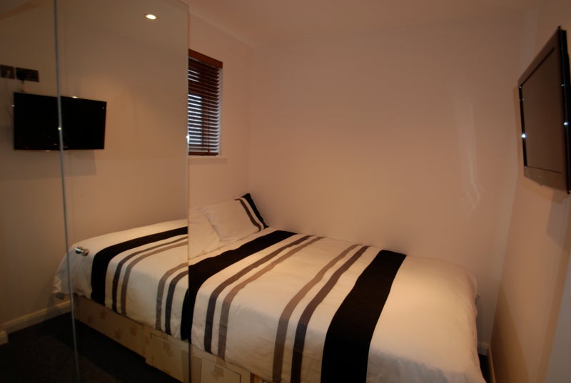 Flat Hoylake Road in Greater London