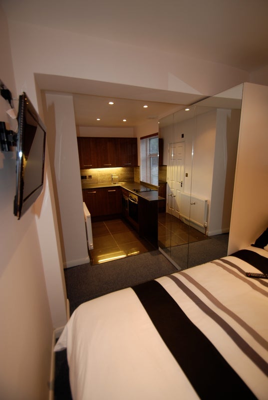Flat Hoylake Road in Greater London