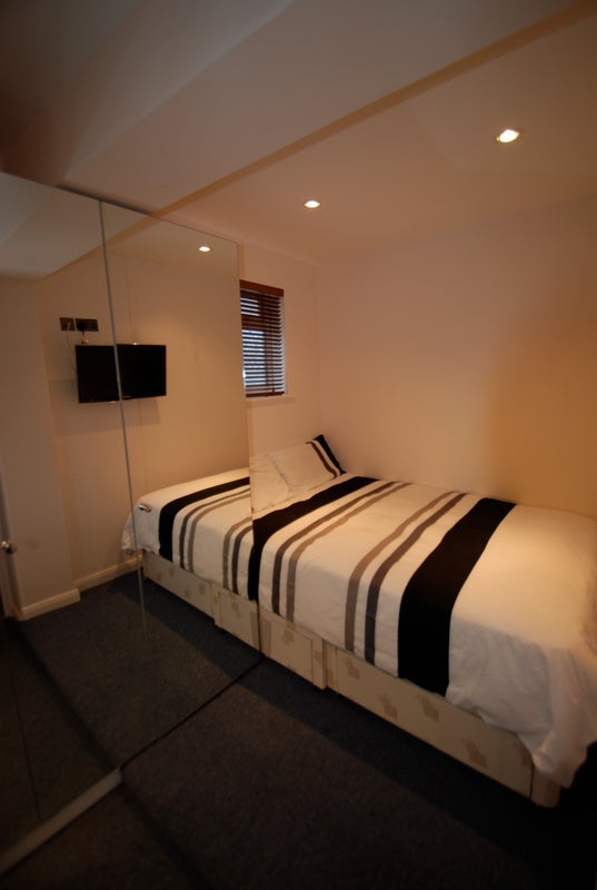 Flat Hoylake Road in Greater London